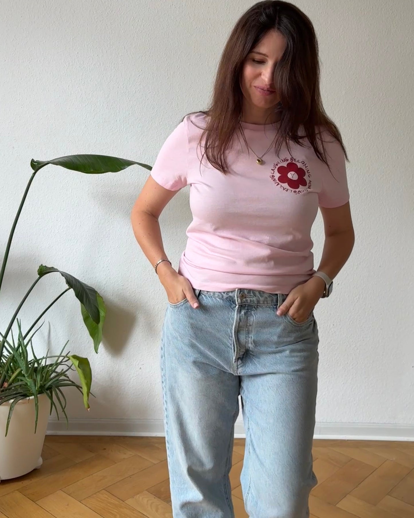 BECOMING MOM TEE